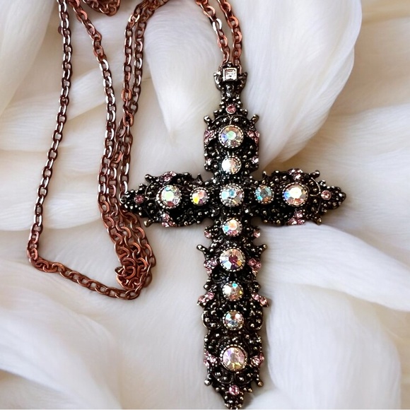 Cross pendant pink and clear rhinestones in a warm rose stainless steel setting - Picture 13 of 15